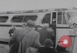 Standbild Flüchtlinge der ungarischen Revolution kommen in die USA Camp Kilmer New Jersey Vereinigte Staaten, 1956, aus Sekunde 27 historischem Filmmaterial Videoclip 65675079688