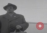 Standbild Flüchtlinge der ungarischen Revolution kommen in die USA Camp Kilmer New Jersey Vereinigte Staaten, 1956, aus Sekunde 31 historischem Filmmaterial Videoclip 65675079688