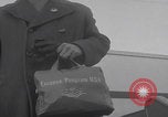 Standbild Flüchtlinge der ungarischen Revolution kommen in die USA Camp Kilmer New Jersey Vereinigte Staaten, 1956, aus Sekunde 32 historischem Filmmaterial Videoclip 65675079688