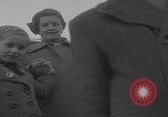 Standbild Flüchtlinge der ungarischen Revolution kommen in die USA Camp Kilmer New Jersey Vereinigte Staaten, 1956, aus Sekunde 35 historischem Filmmaterial Videoclip 65675079688