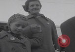 Standbild Flüchtlinge der ungarischen Revolution kommen in die USA Camp Kilmer New Jersey Vereinigte Staaten, 1956, aus Sekunde 36 historischem Filmmaterial Videoclip 65675079688