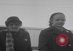 Standbild Flüchtlinge der ungarischen Revolution kommen in die USA Camp Kilmer New Jersey Vereinigte Staaten, 1956, aus Sekunde 39 historischem Filmmaterial Videoclip 65675079688