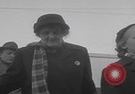 Standbild Flüchtlinge der ungarischen Revolution kommen in die USA Camp Kilmer New Jersey Vereinigte Staaten, 1956, aus Sekunde 40 historischem Filmmaterial Videoclip 65675079688