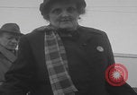 Standbild Flüchtlinge der ungarischen Revolution kommen in die USA Camp Kilmer New Jersey Vereinigte Staaten, 1956, aus Sekunde 41 historischem Filmmaterial Videoclip 65675079688