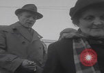 Standbild Flüchtlinge der ungarischen Revolution kommen in die USA Camp Kilmer New Jersey Vereinigte Staaten, 1956, aus Sekunde 42 historischem Filmmaterial Videoclip 65675079688