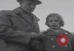 Standbild Flüchtlinge der ungarischen Revolution kommen in die USA Camp Kilmer New Jersey Vereinigte Staaten, 1956, aus Sekunde 43 historischem Filmmaterial Videoclip 65675079688