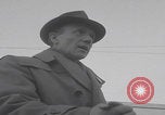 Standbild Flüchtlinge der ungarischen Revolution kommen in die USA Camp Kilmer New Jersey Vereinigte Staaten, 1956, aus Sekunde 45 historischem Filmmaterial Videoclip 65675079688