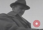 Standbild Flüchtlinge der ungarischen Revolution kommen in die USA Camp Kilmer New Jersey Vereinigte Staaten, 1956, aus Sekunde 46 historischem Filmmaterial Videoclip 65675079688