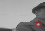 Standbild Flüchtlinge der ungarischen Revolution kommen in die USA Camp Kilmer New Jersey Vereinigte Staaten, 1956, aus Sekunde 47 historischem Filmmaterial Videoclip 65675079688