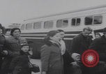 Standbild Flüchtlinge der ungarischen Revolution kommen in die USA Camp Kilmer New Jersey Vereinigte Staaten, 1956, aus Sekunde 52 historischem Filmmaterial Videoclip 65675079688