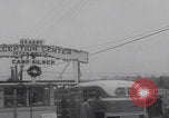 Standbild Flüchtlinge der ungarischen Revolution kommen in die USA Camp Kilmer New Jersey Vereinigte Staaten, 1956, aus Sekunde 59 historischem Filmmaterial Videoclip 65675079688
