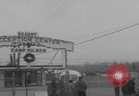Standbild Flüchtlinge der ungarischen Revolution kommen in die USA Camp Kilmer New Jersey Vereinigte Staaten, 1956, aus Sekunde 60 historischem Filmmaterial Videoclip 65675079688