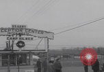 Standbild Flüchtlinge der ungarischen Revolution kommen in die USA Camp Kilmer New Jersey Vereinigte Staaten, 1956, aus Sekunde 61 historischem Filmmaterial Videoclip 65675079688