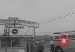 Standbild Flüchtlinge der ungarischen Revolution kommen in die USA Camp Kilmer New Jersey Vereinigte Staaten, 1956, aus Sekunde 62 historischem Filmmaterial Videoclip 65675079688