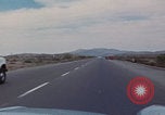 Immagine di gli uomini guidano nel deserto United States USA, 1967, secondo 4 filmato di repertorio 65675079696