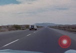 Immagine di gli uomini guidano nel deserto United States USA, 1967, secondo 9 filmato di repertorio 65675079696