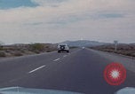Immagine di gli uomini guidano nel deserto United States USA, 1967, secondo 10 filmato di repertorio 65675079696