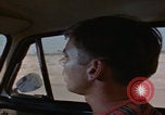 Immagine di gli uomini guidano nel deserto United States USA, 1967, secondo 12 filmato di repertorio 65675079696