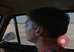 Immagine di gli uomini guidano nel deserto United States USA, 1967, secondo 13 filmato di repertorio 65675079696