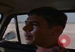 Immagine di gli uomini guidano nel deserto United States USA, 1967, secondo 14 filmato di repertorio 65675079696