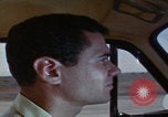Immagine di gli uomini guidano nel deserto United States USA, 1967, secondo 15 filmato di repertorio 65675079696