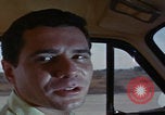 Immagine di gli uomini guidano nel deserto United States USA, 1967, secondo 16 filmato di repertorio 65675079696