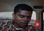 Immagine di gli uomini guidano nel deserto United States USA, 1967, secondo 17 filmato di repertorio 65675079696