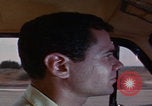 Immagine di gli uomini guidano nel deserto United States USA, 1967, secondo 21 filmato di repertorio 65675079696