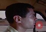 Immagine di gli uomini guidano nel deserto United States USA, 1967, secondo 22 filmato di repertorio 65675079696