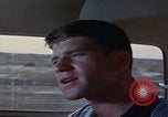 Immagine di gli uomini guidano nel deserto United States USA, 1967, secondo 24 filmato di repertorio 65675079696