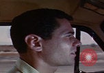 Immagine di gli uomini guidano nel deserto United States USA, 1967, secondo 25 filmato di repertorio 65675079696