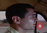 Immagine di gli uomini guidano nel deserto United States USA, 1967, secondo 26 filmato di repertorio 65675079696