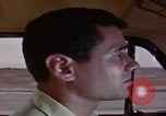 Immagine di gli uomini guidano nel deserto United States USA, 1967, secondo 27 filmato di repertorio 65675079696