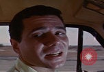 Immagine di gli uomini guidano nel deserto United States USA, 1967, secondo 28 filmato di repertorio 65675079696