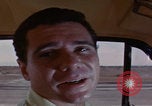 Immagine di gli uomini guidano nel deserto United States USA, 1967, secondo 29 filmato di repertorio 65675079696