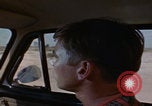 Immagine di gli uomini guidano nel deserto United States USA, 1967, secondo 30 filmato di repertorio 65675079696