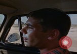 Immagine di gli uomini guidano nel deserto United States USA, 1967, secondo 31 filmato di repertorio 65675079696