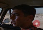 Immagine di gli uomini guidano nel deserto United States USA, 1967, secondo 32 filmato di repertorio 65675079696