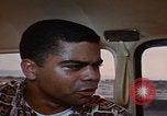 Immagine di gli uomini guidano nel deserto United States USA, 1967, secondo 35 filmato di repertorio 65675079696