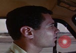 Immagine di gli uomini guidano nel deserto United States USA, 1967, secondo 37 filmato di repertorio 65675079696