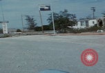 Immagine di gli uomini guidano nel deserto United States USA, 1967, secondo 45 filmato di repertorio 65675079696