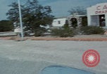 Immagine di gli uomini guidano nel deserto United States USA, 1967, secondo 47 filmato di repertorio 65675079696
