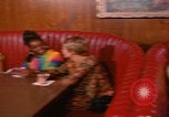 Immagine di le coppie degli anni '60 ballano Las Vegas Nevada USA, 1967, secondo 4 filmato di repertorio 65675079699