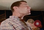 Immagine di le coppie degli anni '60 ballano Las Vegas Nevada USA, 1967, secondo 21 filmato di repertorio 65675079699