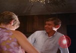 Immagine di le coppie degli anni '60 ballano Las Vegas Nevada USA, 1967, secondo 30 filmato di repertorio 65675079699