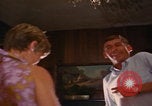Immagine di le coppie degli anni '60 ballano Las Vegas Nevada USA, 1967, secondo 31 filmato di repertorio 65675079699