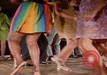 Immagine di le coppie degli anni '60 ballano Las Vegas Nevada USA, 1967, secondo 37 filmato di repertorio 65675079699