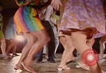 Immagine di le coppie degli anni '60 ballano Las Vegas Nevada USA, 1967, secondo 38 filmato di repertorio 65675079699