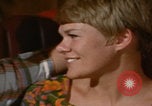 Immagine di le coppie degli anni '60 ballano Las Vegas Nevada USA, 1967, secondo 48 filmato di repertorio 65675079699
