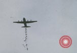 Standbild Khe Sanh Airdrop Vietnam Khe Sanh Vietnam, 1968, aus Sekunde 4 historischem Filmmaterial Videoclip 65675079752